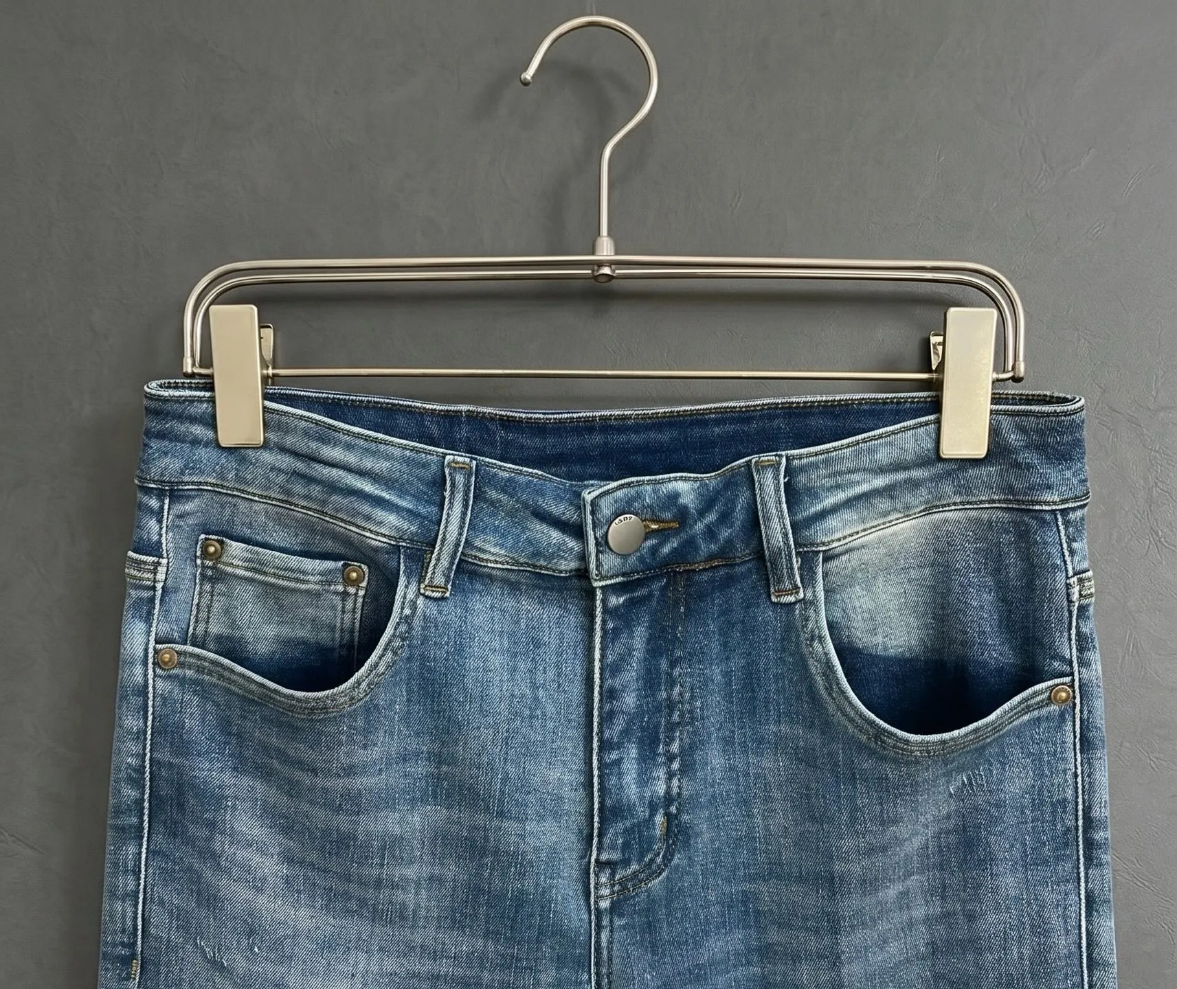 On 2026 spring and summer New Arrival men's jeans. Selected imported denim denim fabrics. Heavy-duty environmentally friendly washing. Soft feel. Wear-resistant. Small straight shape. Micro-elasticity makes you slim and slim. Perfect details. Hardware accessories are selected with high quality. Fine workmanship. Unparalleled. Sizes: 28-38. Shipped the next day.